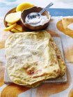Fette di pane piatto e mango sabaayah con zucchero in polvere in ciotola — Foto stock