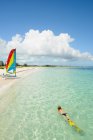 Donna che fa snorkeling in spiaggia, Grace Bay, Providenciales, Turks and Caicos, Caraibi — Foto stock