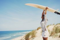 Femme avec planche de surf sur la plage, Lacanau, France — Photo de stock