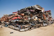 Zerquetschte Autos auf Müllkippe, Recyclingkonzept — Stockfoto