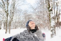 Жінка насолоджується снігом взимку — стокове фото