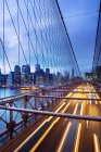Бруклінський міст з світлофором із Сходом і центр міста хмарочосів, Нью-Йорк, США — стокове фото