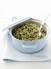 Nahaufnahme von Topf mit Pesto-Pasta — Stockfoto