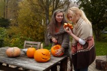 Mother and daughter carving pumpkins — Stock Photo