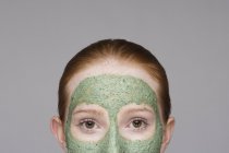 Обрізане зображення молодої жінки в масці для обличчя — стокове фото