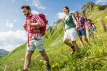 Grupo de amigos caminhadas, Tirol, Áustria — Fotografia de Stock