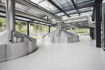 Glänzende Stahlmaschinen in leerer Brauereifabrik — Stockfoto