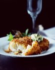 Peixe empanado com molho de espinafre cremoso e salada em prato branco — Fotografia de Stock