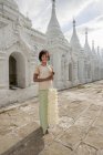 Ragazza adolescente a Sanda muni pagoda, Mandalay, Birmania — Foto stock