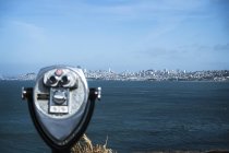 Münzfernglas mit San Francisco Skyline im Hintergrund — Stockfoto