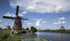 Moinhos de vento e vias navegáveis, Kinderdijk, Países Baixos — Fotografia de Stock