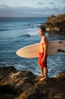 Surfeur embarquant sur la plage — Photo de stock