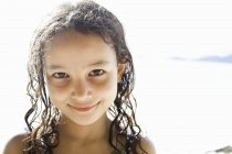 Retrato de menina com cabelo molhado — Fotografia de Stock