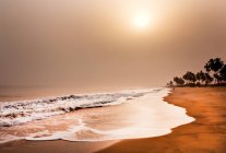 Vista panorâmica da Praia, Elmina, Gana, África Ocidental ao pôr-do-sol — Fotografia de Stock