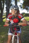 Ciclista donna in bicicletta in pausa — Foto stock
