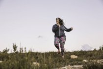 Piena lunghezza vista frontale di plus size donna jogging discesa — Foto stock