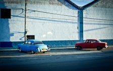 Carros antigos estacionados na rua — Fotografia de Stock