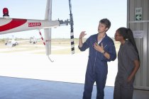 Pilotos estudantes compartilhando conhecimento de helicóptero — Fotografia de Stock