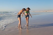 Две девушки на пляже — стоковое фото