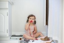 Дівчина одягається, грає з помадою — стокове фото