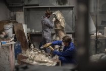 Скульптори в художній студії створення скульптур — стокове фото