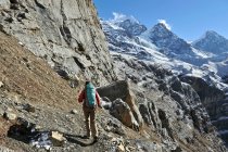Vista posteriore del trekking femminile seguendo sentiero, Thorung La, Nepal — Foto stock