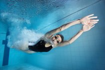 Schwimmerin stürzt ins Becken — Stockfoto