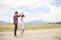 Paar tanzt in abgelegener Landschaft — Stockfoto