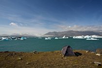 Majestosa paisagem cênica com tenda na praia na Islândia — Fotografia de Stock