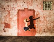 Хлопчик стрибає в повітрі — стокове фото