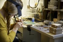 Fabricante de jóias femininas usando ferramenta no estúdio de design — Fotografia de Stock