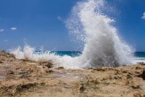Морские волны на пляже — стоковое фото