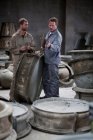 Ramasser la roue des potiers à l'usine de poterie — Photo de stock