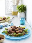 Knusprige Chicken Wings mit Salat auf Teller — Stockfoto