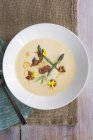 Suppe mit Spargel und Zitronenschale von oben — Stockfoto