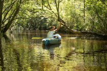 Adolescente em caiaque, Econfina Creek, Youngstown, Florida, EUA — Fotografia de Stock