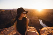 Frau entspannen und Aussicht genießen, Hufeisenbiegung, Seite, arizona, USA — Stockfoto