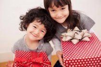 Sisters holding Christmas presents — Stock Photo