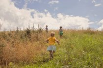 Tre bambini che esplorano, all'aperto — Foto stock