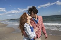 Romantic couple kissing on beach — Stock Photo