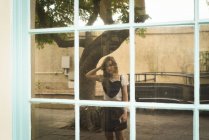 Reflexão da mulher na vitrine da loja — Fotografia de Stock