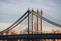 Blick auf Brücke und Stadtsilhouette — Stockfoto
