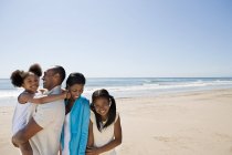 Família afro-americana em uma praia — Fotografia de Stock