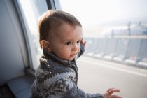 Junge berührt Flughafenfenster — Stockfoto