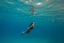 Donna che nuota sott'acqua, Oahu, Hawaii, Stati Uniti d'America — Foto stock