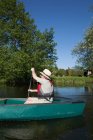 Homme âgé kayak sur la rivière — Photo de stock