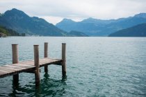 Muelle en el Lago de Lucerna - foto de stock