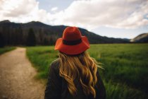 Rear view of woman wearing hat at Rocky Mountain National Park, Colorado, USA — Stock Photo