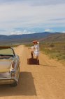 Donna che fa l'autostop sulla strada del deserto — Foto stock