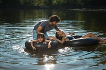 Casal e filha se divertindo no lago — Fotografia de Stock